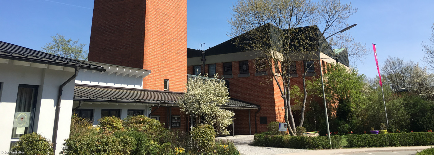 Erlöserkirche mit Vorplatz