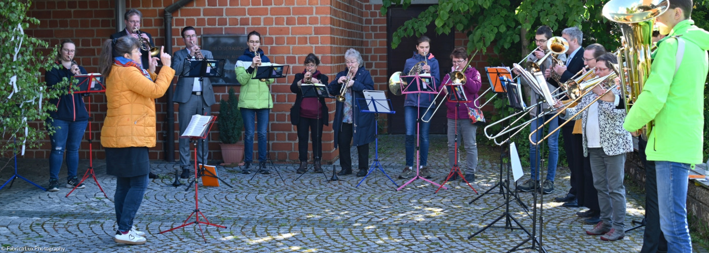Posaunenchor Altstadt spielt ein Ständchen vor der Erlöserkirche