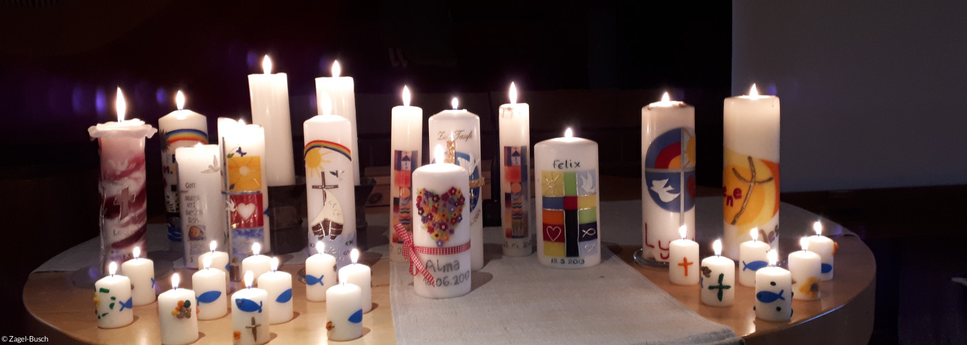 Taufkerzen auf dem Altar der Lutherkirche