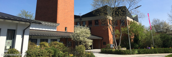 Erlöserkirche mit Vorplatz